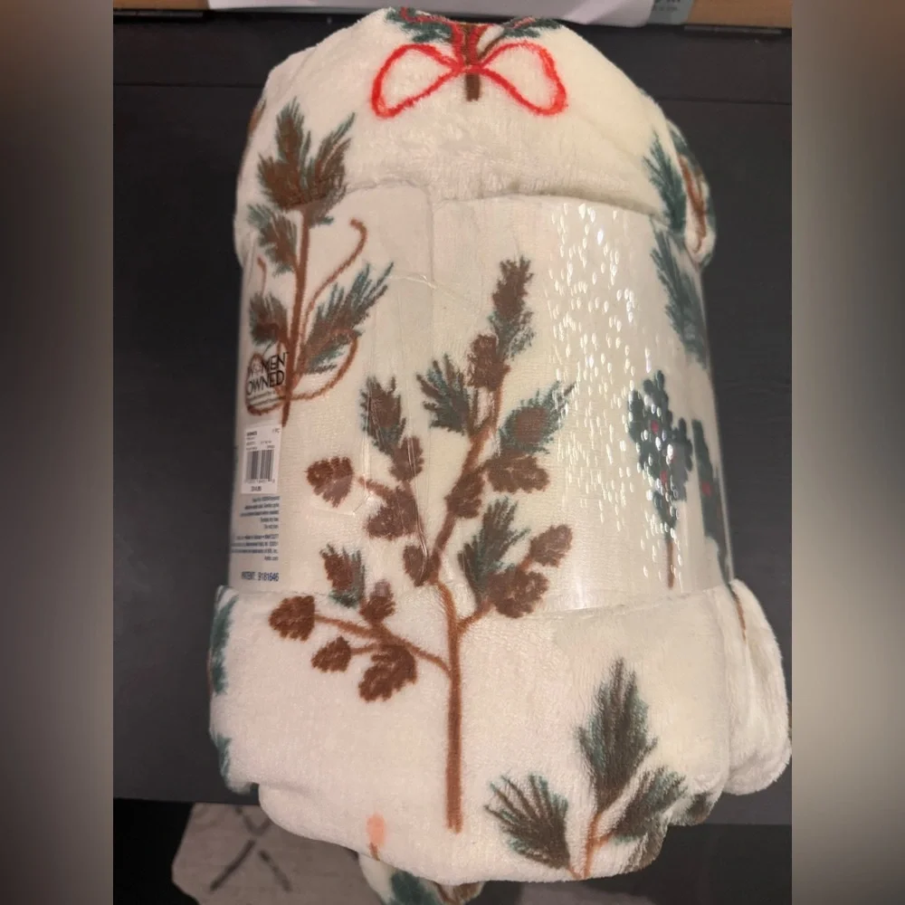 NWT, The Big One Festive Plush Throw